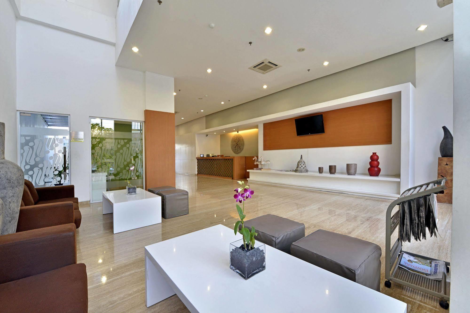 Whiz Pemuda Hotel 2*